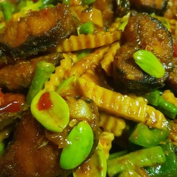 ผัดเผ็ดปลาดุกถั่วสะตอ