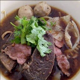 EAT BY ART (เตี๋ยวเนื้อตุ๋น)