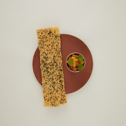 ขนมปังกรอบ เสิร์ฟพร้อมซัลซ่ามะเขือเทศ