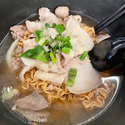 ก๋วนเตี๋ยวหมูสามชั้นเส้นมาม่า