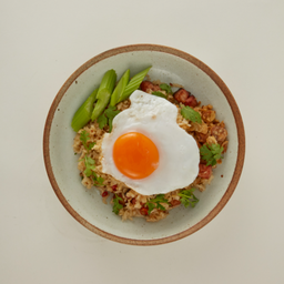 ข้าวผัดเบคอนพริกขี้หนูสวน พร้อมไข่เป็ดดาว