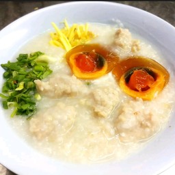 โจ๊กหมูใส่ไข่เยี่ยวม้า