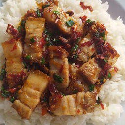 ข้าวหมูกรอบผัดพริกเกลือ