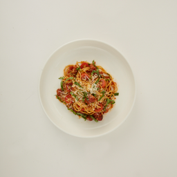 พาสต้าซอสมะเขือเทศ เบคอน ใบโหระพา