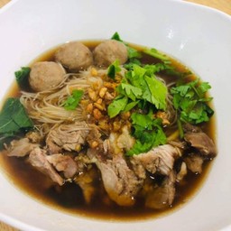 ก๋วยเตี๋ยวลูกชิ้นเนื้อตุ๋น