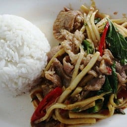 ผัดหน่อไม้หมูใส่ใบโหระพาราดข้าว