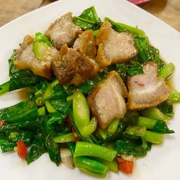 คะน้าหมูกรอบ