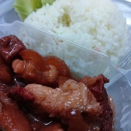 ขาหมูไวน์แดงราดข้าว
