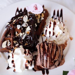 อเมริกันวาฟเฟิลช็อคโกแลตอัลม่อนไอศกรีม