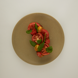 มะเขือเทศ ใบโหระพา ขนมปังย่าง