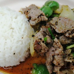 เนื้อผัดพริกไทยดำราดข้าว