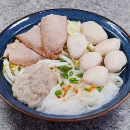 ก๋วยเตี๋ยวลูกชิ้นหมูอนุบาล น้ำพุ