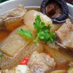 ซุปเยื่อไผ่ซี่โครงหมูเห็ดหอม