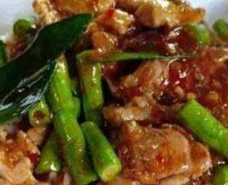 ผัดพริกแกงใส่ถั่วฝักยาว (กับข้าว)