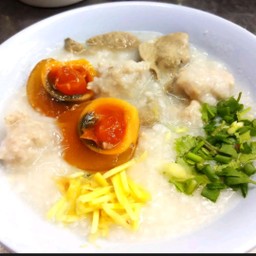 โจ๊กหมูตับใส่ไข่เยี่ยวม้า