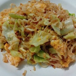 มาม่าผัดไข่ใส่หมูสับกะหล่ำปลี