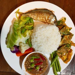 ข้าวน้ำพริกปลาทูทอด ไข่ชะอม ผักสด