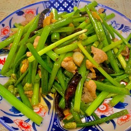 หมูผัดดอกหอม 葱苔炒肉