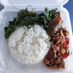 ข้าวกะเพราไข่เยี่ยวม้า