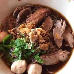 ก๋วยเตี๋ยวเนื้อน้ำตกเส้นเล็ก