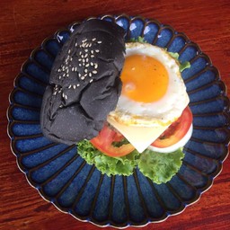 แฮมเบอร์เกอร์ ชาโคล กะเพราหมู