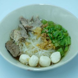 ก๋วยเตี๋ยวหมูนํ้าใส เส้นบะหมี่
