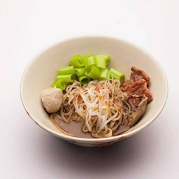 ก๋วยเตี๋ยวเรือนํ้าตกเนื้อ เส้นใหญ่