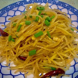 มันฝรั่งเส้นผัดซอสเปรี้ยว 醋溜土豆丝