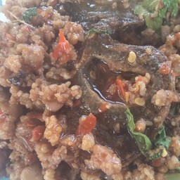 กระเพราไข่เยี่ยวม้า ราดข้าว