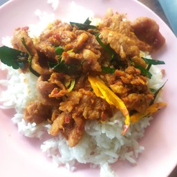 ผัดพริิกแกงหมูนุ่มราดข้าว