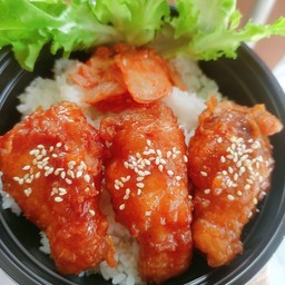 ข้าวไก่ทอดเกาหลี เสริฟพร้อมกิมจิ