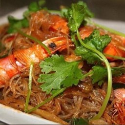 ยำ ยำ โคตรแซ่บ สามเหลี่ยม ถ.ศรีมารัตน์