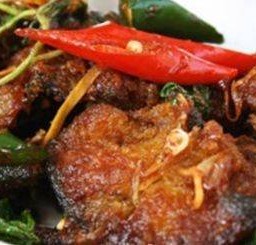 ผัดพริกแกงปลาดุกกรอบเป็นกับข้าว