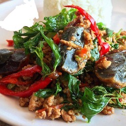 ข้าวกระเพราไข่เยี่ยวม้า