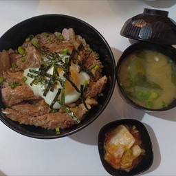 ข้าวผัดกระเทียมเนื้อย่างเทริยากิด้ง