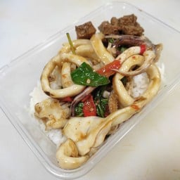 ผัดกระเพราหมึกราดข้าว