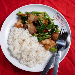 คะน้าหมูกรอบ