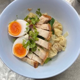 บะหมี่เกี๊ยวหมูกรอบไข่หวาน
