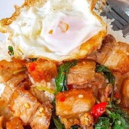 กะเพราหมูกรอบราดข้าว