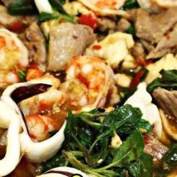 กะเพรารวมมิตร กับข้าว