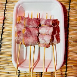 ไส้กรอกพันเบคอน (  18 บาท)