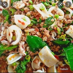 ข้าวกะเพราหมูสับ-ปลาหมึก