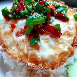 ข้าวไข่ดาวกรอบราดน้ำยำ