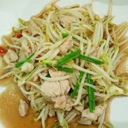 ข้าวราด ผัดถั่วงอกหมูสับ