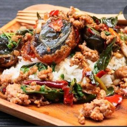 ข้าวกะเพราไข่เยี่ยวม้า