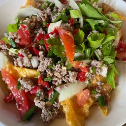 ยำไข่ดาวเนื้อสับ