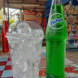 น้ำเขียวใส่แก้ว