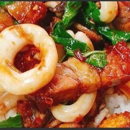 ข้าวกะเพราหมูกรอบ-ปลาหมึก