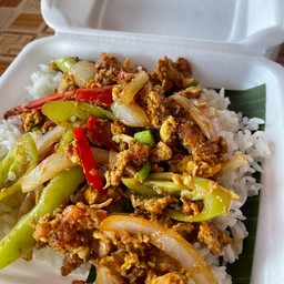 แหนมผัดไข่ราดข้าว