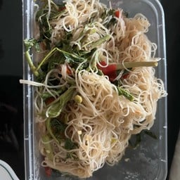 เส้นหมี่ผัดกระเฉดทะเล